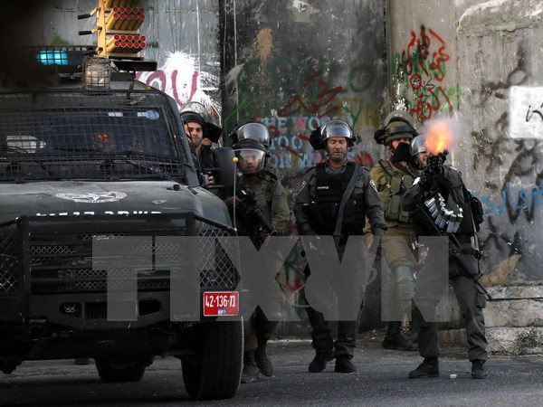  Binh sỹ Israel gác tại khu vực Bethlehem thuộc Bờ Tây khi xảy ra xung đột với những người biểu tình Palestine. (Nguồn: EPA/TTXVN)