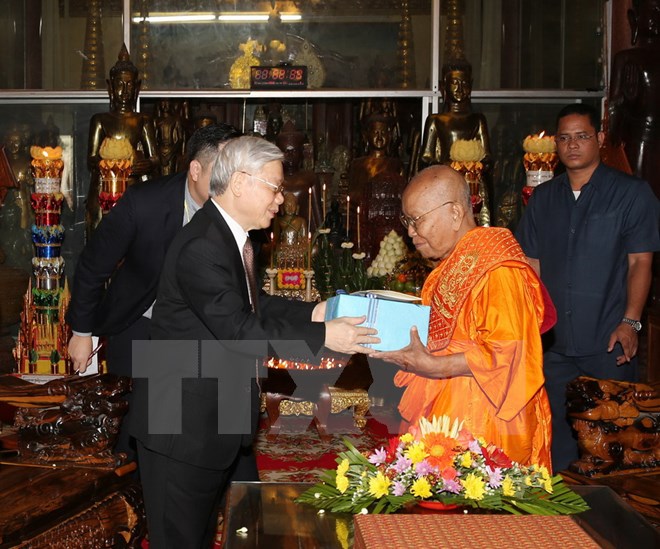 Tổng Bí thư Nguyễn Phú Trọng tặng quà cho Đại Tăng thống Tep Vong. (Ảnh: Trí Dũng/TTXVN)