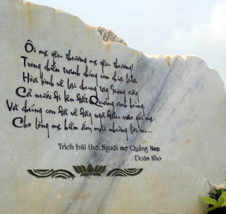 Phiến đá khắc bài thơ Đất nước của Tạ Hữu Yên dựng trong khuôn viên tượng đài mẹ Thứ