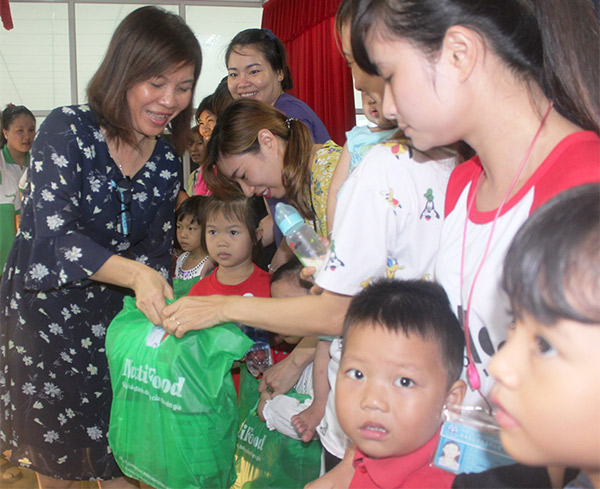 Bà Trần Thị Minh Nguyệt, Phó chủ tịch HĐQT công ty NutiFood  tặng sữa cho con công nhân lao động