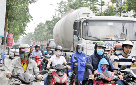 Xe bồn chở bê tông chen chúc giữa dòng xe cộ đông đúc trên đường Đồng Khởi, đoạn gần ngã tư Amata.