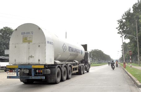 Một xe bồn “khủng” chở khí gas chạy trên đường thuộc Khu công nghiệp Amata.