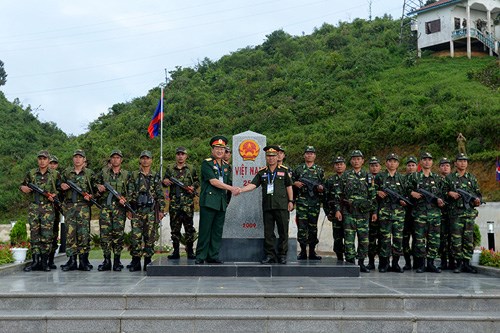 Thượng tướng Bế Xuân Trường và Trung tướng On Sỉ Sẻng Súc cùng Đội tuần tra chung chụp ảnh tại mốc quốc gia 255. 