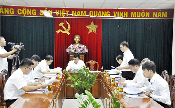 Phó chủ tịch UBND tỉnh Trần Văn Vĩnh làm việc với đại diện các sở, ban, ngành.