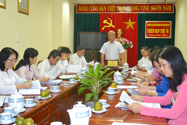 Bí thư tỉnh ủy, Chủ tịch HĐND tỉnh Nguyễn Phú Cường phát biểu tại phiên họp.