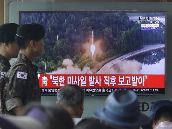 Quân đội và người dân Hàn Quốc theo dõi vụ phóng tên lửa của Triều Tiên qua truyền hình. (Nguồn: AP)