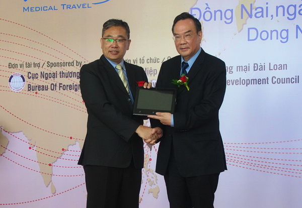 Lãnh đạo Hiệp hội Xúc tiến Thương mại Đài Loan (trái) trao tặng hệ thống chăm sóc sức khỏe thông minh cho lãnh đạo bệnh viện Đại học y dược Shing Mark.