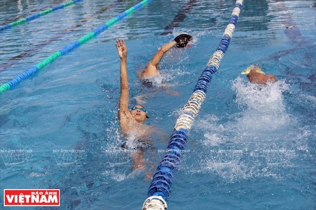  Những vận động viên người khuyết tật của câu lạc bộ đang luyện tập bài bơi ngửa.