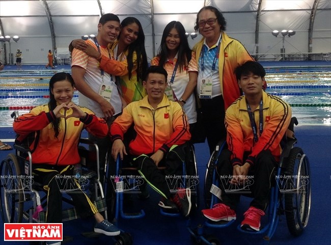  Huấn luyện viên Đổng Quốc Cường và các học trò tại Rio Paralympic 2016.