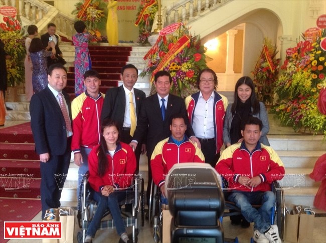  Huấn luyện viên Đổng Quốc Cường và Đội tuyển khuyết tật Việt Nam trước khi lên đường tham dự Rio Paralympic 2016. Đổng Quốc Cường và Đội tuyển khuyết tật Việt Nam trước khi lên đường tham dự Rio Paralympic 2016.
