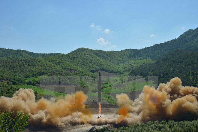 Tên lửa đạn đạo liên lục địa Hwasong-14 được phóng thử tại một địa điểm bí mật ở Triều Tiên ngày 4/7. (Nguồn: EPA/TTXVN)
