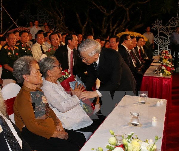 Tổng Bí thư Nguyễn Phú Trọng tặng hoa mẹ Việt Nam anh hùng, thương binh và người có công. (Ảnh: Trí Dũng/TTXVN)