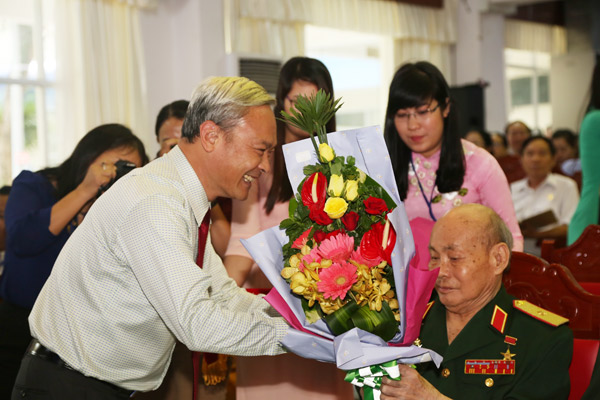 Bí thư Tỉnh ủy Nguyễn Phú Cường tặng hoa cho các Anh hùng lực lượng vũ trang nhân dân