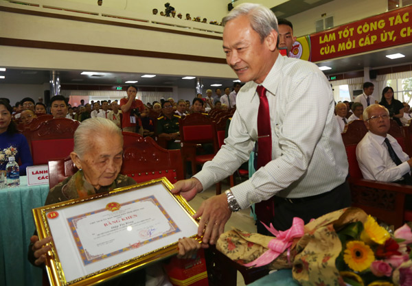 Bí thư Tỉnh ủy Nguyễn Phú Cường trao bằng khen cho Mẹ Việt Nam anh hùng