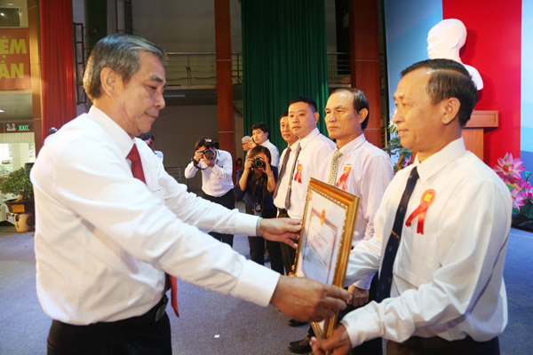 Phó bí thư Thường trực Tỉnh ủy Trần Văn Tư trao bằng khen cho các cá nhân có thành tích xuất sắc trong phong trào “Đền ơn đáp nghĩa” giai đoạn 2012-2017.