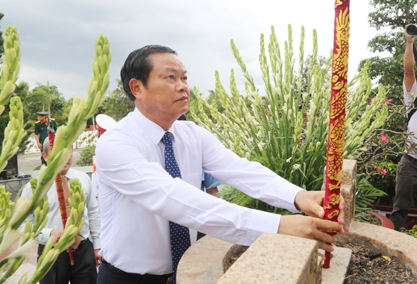 Đại tướng Đỗ Bá Tỵ, Phó chủ tịch Quốc hội dâng hương tại nghĩa trang liệt sĩ tỉnh