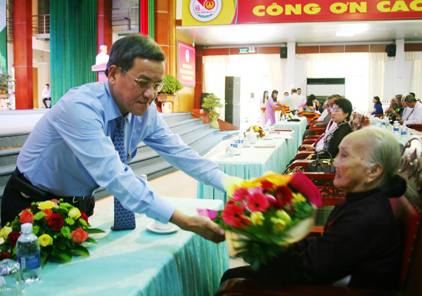 Chủ tịch UBND tỉnh Đinh Quốc Thái tặng hoa cho Mẹ Việt Nam anh hùng. Ảnh: Văn Truyên