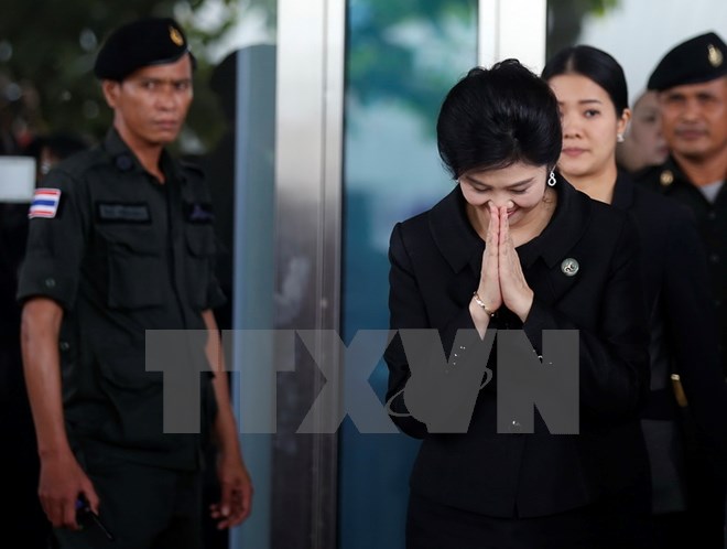 Bà Yingluck Shinawatra rời Tòa án Tối cao ở Bangkok ngày 21/7. (Nguồn: AFP/TTXVN)