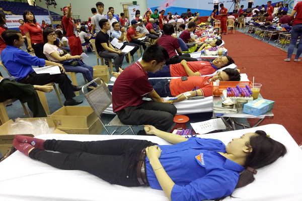 Người dân Đồng Nai tham gia hiến máu tại chương trình Tình người Đồng Nai.
