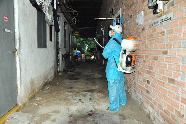Cộng tác viên y tế phun hóa chất diệt muỗi tại một khu nhà trọ ở xã Hiệp Phước, huyện Nhơn Trạch.