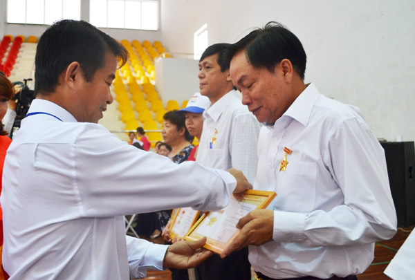 Trưởng ban Tuyên giáo Tỉnh ủy Thái Bảo trao kỷ niệm chương Vì sự nghiệp Tuyên giáo cho các cá nhân