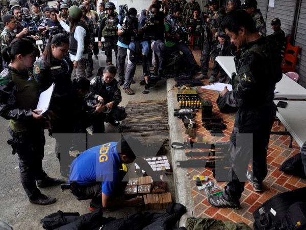 Binh sỹ Philippines trưng bày số vũ khí thu giữ trong chiến dịch chống phiến quân ở Marawi. (Ảnh: EPA/TTXVN)