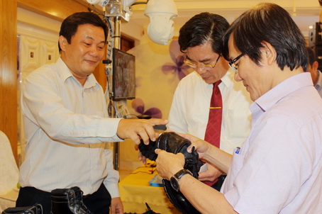  Ông Nguyễn Công Dương (bìa trái) giới thiệu sản phẩm tại hội nghị giao thương với doanh nghiệp FDI Đài Loan do Đồng Nai tổ chức. Ảnh: B.Nguyên 