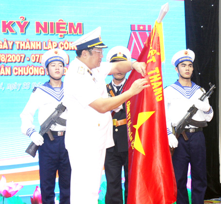 Chuẩn đô đốc Phạm Hoài Nam, Tư lệnh Quân chủng Hải quân trao Huân chương Lao động hạng ba do Chủ tịch nước tặng thưởng cho Công ty cổ phần ICD Tân Cảng - Long Bình. Ảnh: B.NGUYÊN