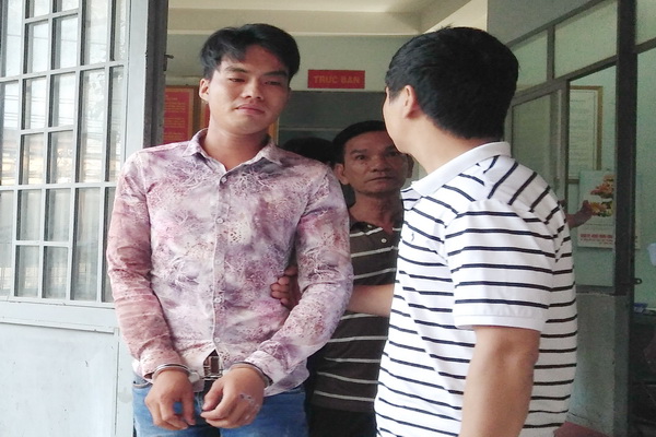 Nguyễn Minh Tài được công an dẫn giải đến đến cơ quan điều tra sau khi ra phường đầu thú.