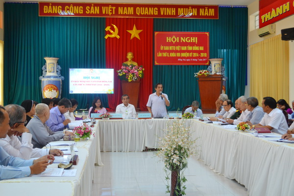 Đồng Chí Huỳnh Văn Tới. Ủy viên Ban TVTU, Chủ tịch Ủy ban MTTQ tỉnh điều hành thảo luận tại hội nghị 