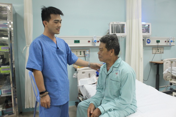 Bác sĩ Trần Văn Thanh Phong, Phó Khoa Tim mạch can thiệp Bệnh viện đa khoa Đồng Nai thăm hỏi bệnh nhân Vân