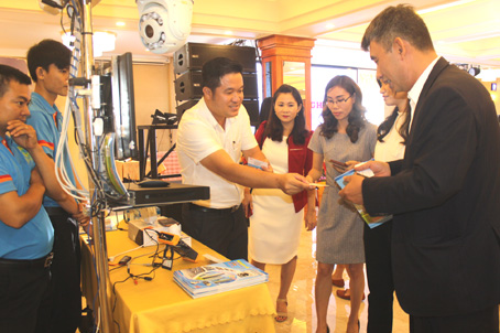 Các gian hàng giới thiệu sản phẩm của doanh nghiệp Đồng Nai tại hội nghị giao thương giữa doanh nghiệp Đồng Nai - FDI Đài Loan  thu hút sự quan tâm của doanh nghiệp Đài Loan.