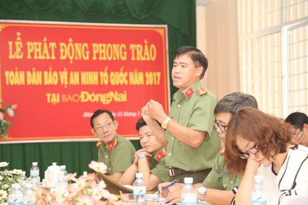 Thượng tá Phạm Ngọc Hà, Phó trưởng phòng PA81 Công an tỉnh trả lời các câu hỏi của phóng viên báo Đồng Nai về công tác an ninh mạng.