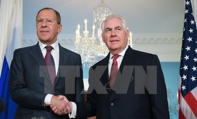 Ngoại trưởng Mỹ Rex Tillerson (phải) và Ngoại trưởng Nga Sergei Lavrov (trái) trong cuộc gặp ở Washington, Mỹ ngày 11/5. (Nguồn: AFP/TTXVN)