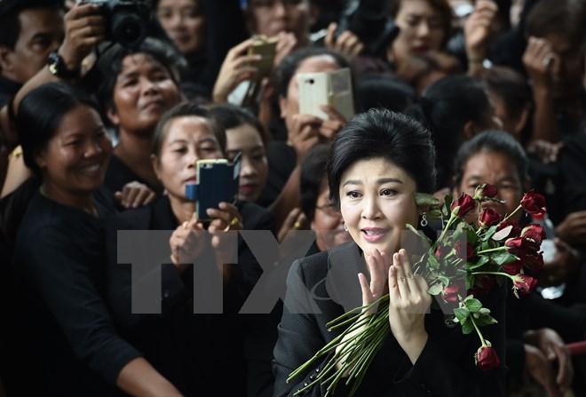 Cựu Thủ tướng Thái Lan Yingluck Shinawatra (phải, phía trwocs) tới Tòa án Tối cao ở Bangkok, Thái Lan ngày 21/7. (Nguồn: AFP/TTXVN)