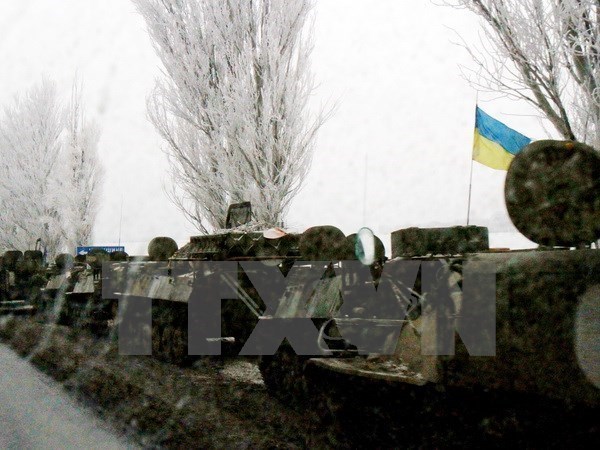 Xe quân sự của quân đội Ukraine trên đường tới Donetsk. (Nguồn: THX/TTXVN)