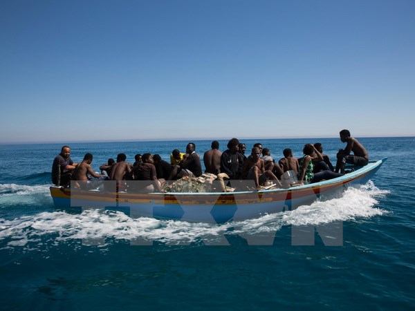 Tàu của Lực lượng bảo vệ bờ biển Lybia chở những ngườ di cư sau khi họ được cứu tại khu vực ngoài khơi bờ biển Libya. (Nguồn: AFP/TTXVN)