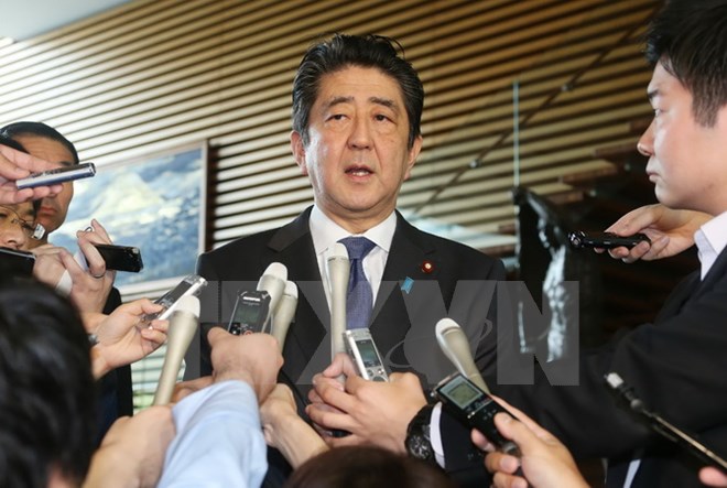 Thủ tướng Nhật Bản Shinzo Abe trả lời báo giới tại thủ đô Tokyo ngày 15/6. (Nguồn: AFP/TTXVN)
