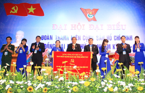 Phó bí thư thường trực Tỉnh ủy Trần Văn Tư trao bức trướng chúc mừng đại hội