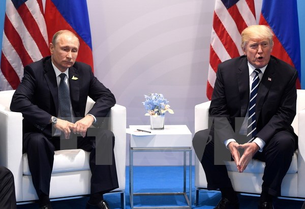 Tổng thống Mỹ Donald Trump (phải) trong cuộc gặp Tổng thống Nga Vladimir Putin tại một sự kiện ở Hamburg, Đức ngày 7/7. (Nguồn: AFP/TTXVN)