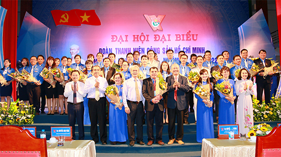 Các đồng chí lãnh đạo tỉnh và lãnh đạo Trung ương Đoàn TNCS Hồ Chí Minh chúc mừng Ban chấp hành Tỉnh đoàn khóa IX, nhiệm kỳ 2017-2022 .