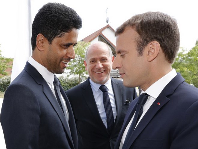 Tổng thống Pháp Macron chúc mừng chủ tịch PSG Nasser al-Khaleifi. (Nguồn: gazette.com)