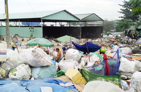 Hàng trăm tấn rác thải tập kết tại khu dân cư gây ảnh hưởng đến cuộc sống của người dân.