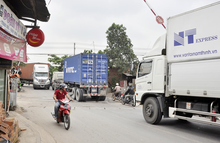 Khu vực giao cắt giữa đường Điểu Xiển với đường sắt (đoạn qua phường Long Bình, TP.Biên Hòa) lúc nào cũng có xe container vào ra, dẫn đến kẹt xe liên tục.