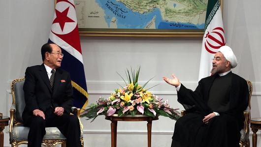 Chủ tịch Hội đồng tối cao Triều Tiên (Quốc hội) Kim Yong Nam (trái) và Tổng thống Iran Hassan Rouhani. (Nguồn: AFP)