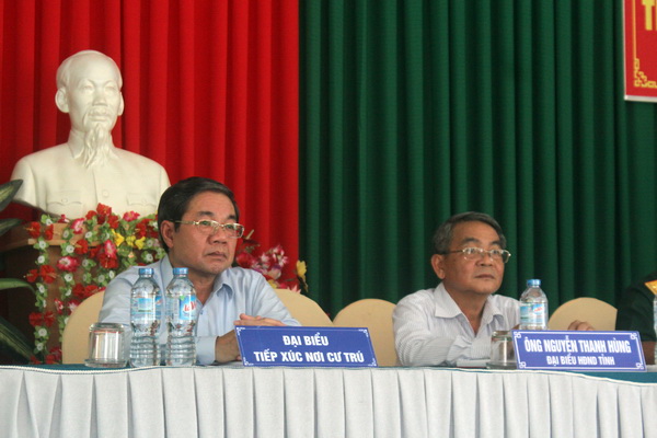 Phó chủ tịch UBND tỉnh Nguyễn Quốc Hùng (bìa trái) tham dự buổi tiếp xúc cử tri tại phường Tân Tiến (TP.Biên Hòa).