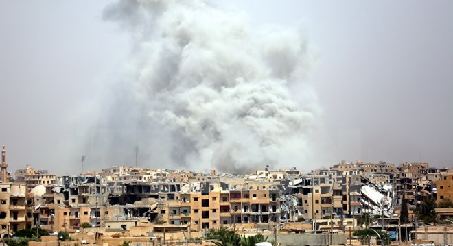 Khói bốc lên sau các cuộc giao tranh tại Raqqa, tỉnh Homs, Syria ngày 28/7. (Nguồn: AFP/TTXVN)