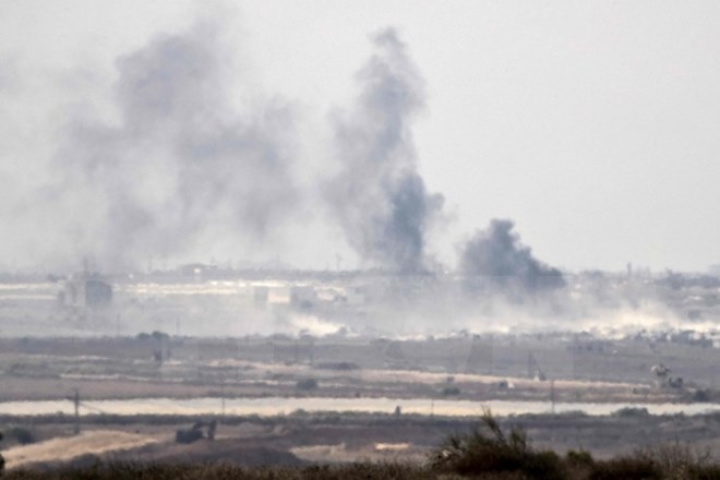 Khói bốc lên từ khu vực Dải Gaza sau một cuộc không kích của Israel. (Nguồn: AFP/TTXVN)