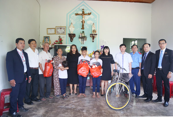 Đại diện Công ty Bảo hiểm Nhân thọ Prudential Việt Nam, Ban An toàn giao thông tỉnh tặng quà cho gia đình anh Nguyễn Văn Cao