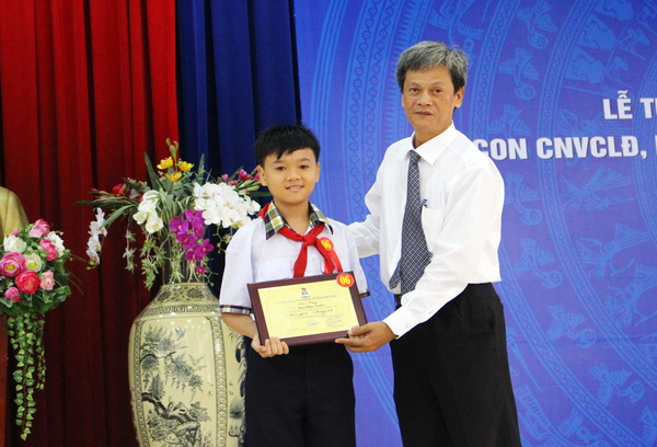 Chủ tịch Liên đoàn lao động tỉnh Huỳnh Tấn Kiệt khen thưởng các học sinh, sinh viên 